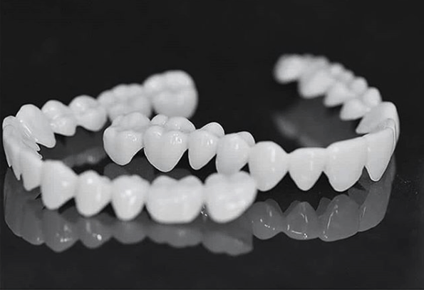 Reusable Dental Prosthesis with White Veneers in Resin for Everyday Wear, view 7