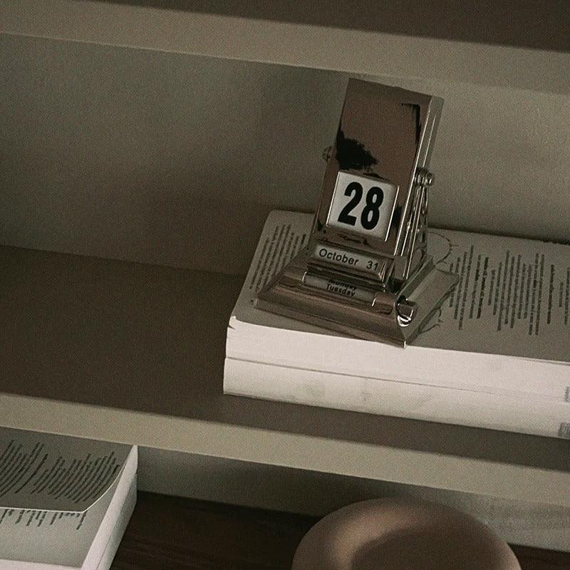 Ulita Desk Calendar
